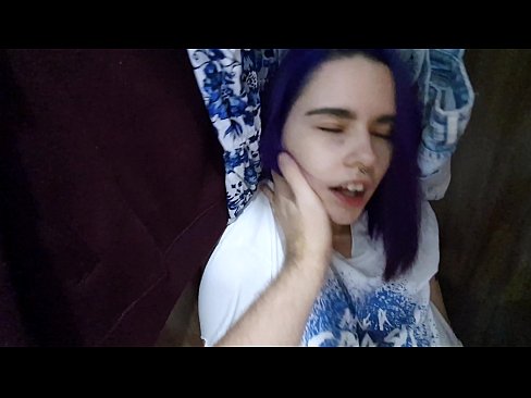 ❤️ 在衣柜里发现我的妹妹并帮助她射精 ❤ Porno vk﹏﹏