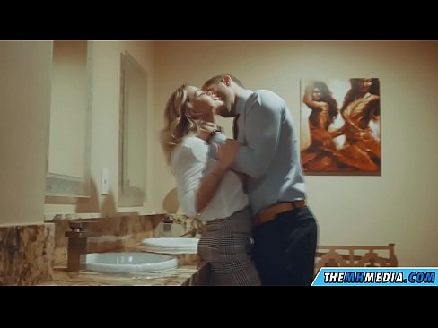 ❤️ 当一个胸大无脑的金发女郎在公共厕所里勾引你时 ❤ Porno vk﹏﹏